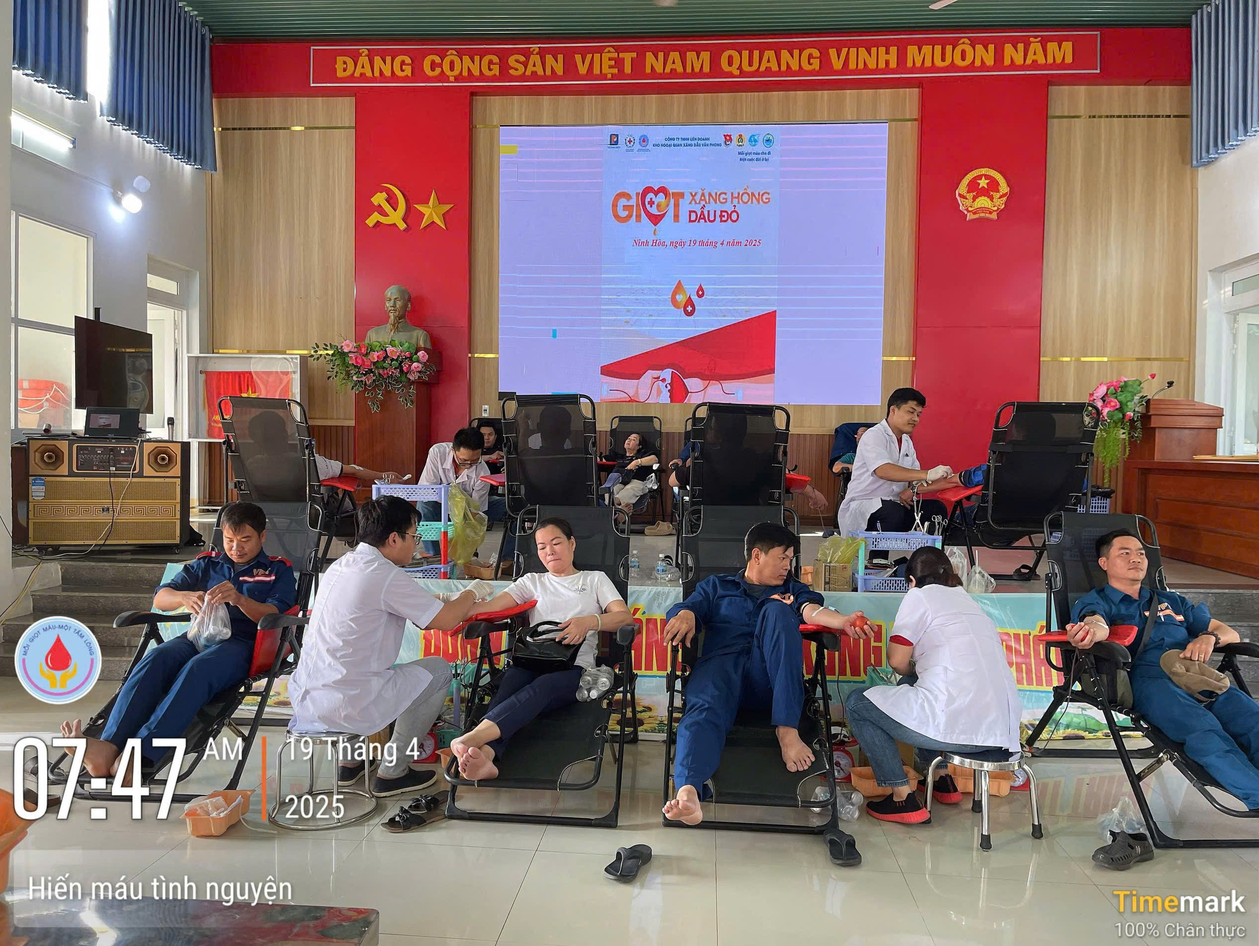 Công ty TNHH Kho xăng dầu ngoại quan Vân Phong và người dân xã Ninh Phước tích cực tham gia hiến máu tình nguyện.